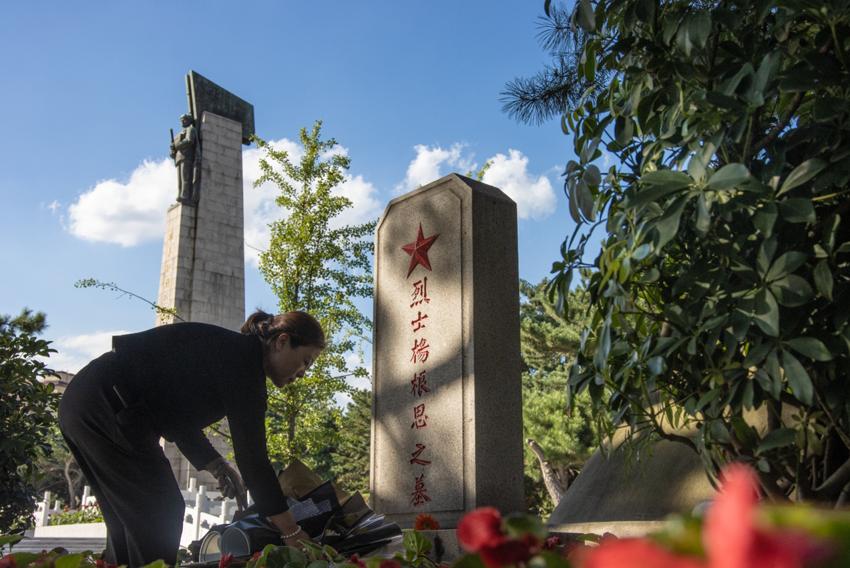 市民來到沈陽抗美援朝烈士陵園祭奠。人民網(wǎng)記者 邱宇哲攝